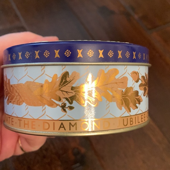 The Royal Collection Mint Tin 2012 commemorating the Queen’s Diamond Jubilee - Picture 4 of 7